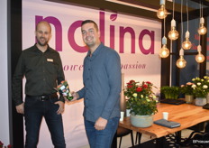 Peter van Ham van Nolina samen met Robin van Dijk van Superflora. Beide enthousiast over de nieuwe potroos, de Party Roses 7cm.